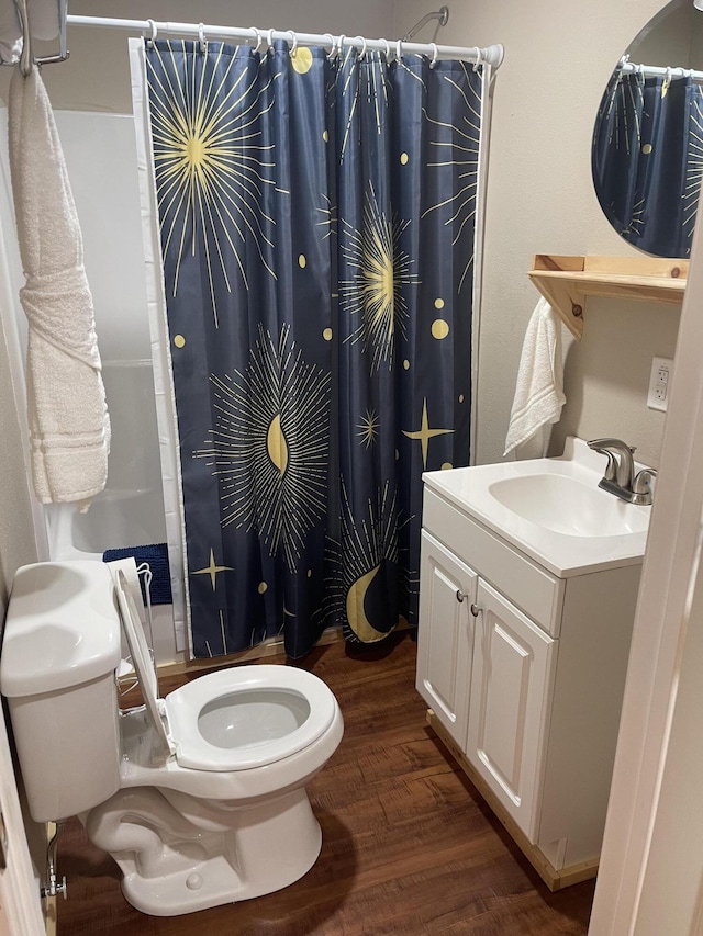 104-116 Circle Rd, Newport, TN 37821 - full bath featuring wood finished floors, vanity, and curtained shower