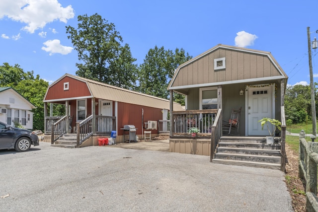 104-116 Circle Rd, Newport, TN 37821 - colonial inspired home with a porch and a gambrel roof