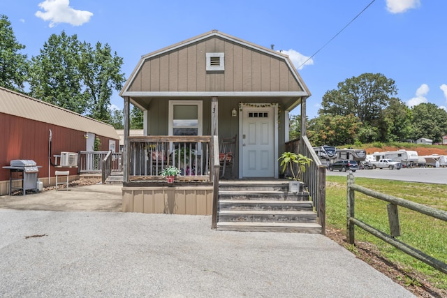104-116 Circle Rd, Newport, TN 37821 - view of front of home featuring a porch and a gambrel roof