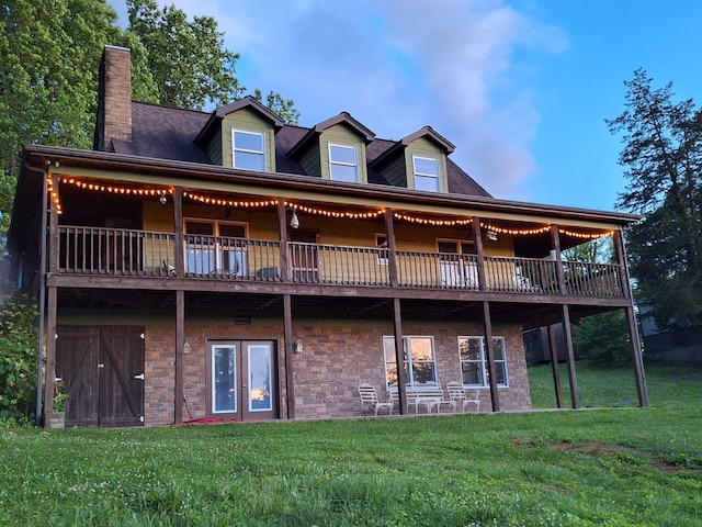 back of house featuring a yard