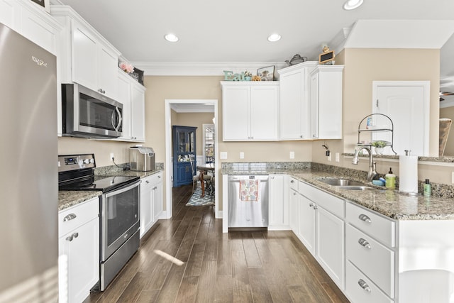 9357 Gabrielle Rd, Strawberry Plains, TN 37871 - kitchen featuring appliances with stainless steel finishes, a sink, ornamental molding, a peninsula, and dark wood finished floors