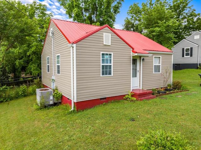 816 Choctaw St, Morristown, TN 37813 - view of front of property featuring cooling unit, crawl space, metal roof, and a front lawn