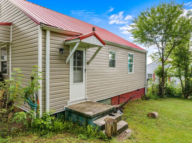 816 Choctaw St, Morristown, TN 37813 - view of side of home featuring a lawn, metal roof, and crawl space