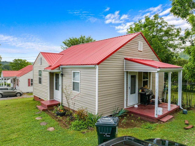 816 Choctaw St, Morristown, TN 37813 - view of side of home featuring a lawn and metal roof