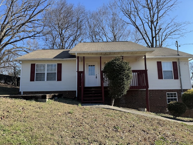 view of front facade featuring a front yard