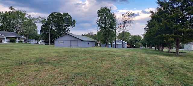 view of yard with an outbuilding