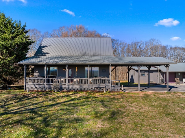 view of front of property featuring a front lawn, metal roof, and covered porch