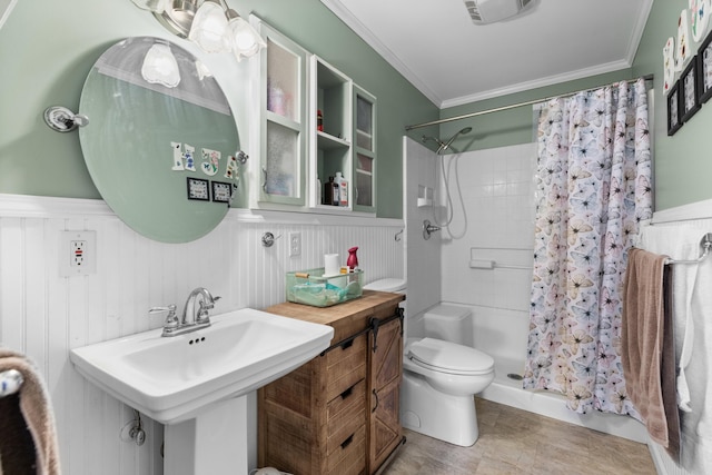 full bath featuring a shower stall, crown molding, wainscoting, toilet, and visible vents