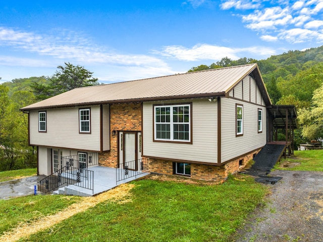 split foyer home with a front yard