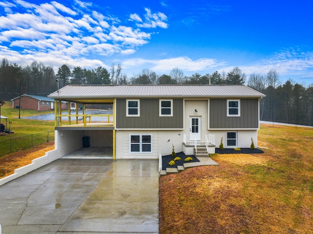 split foyer home featuring a front lawn