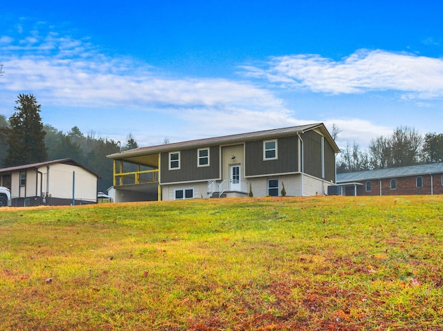 view of front of property featuring a front yard