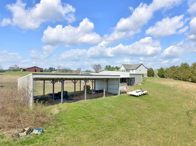 view of yard with an outdoor structure