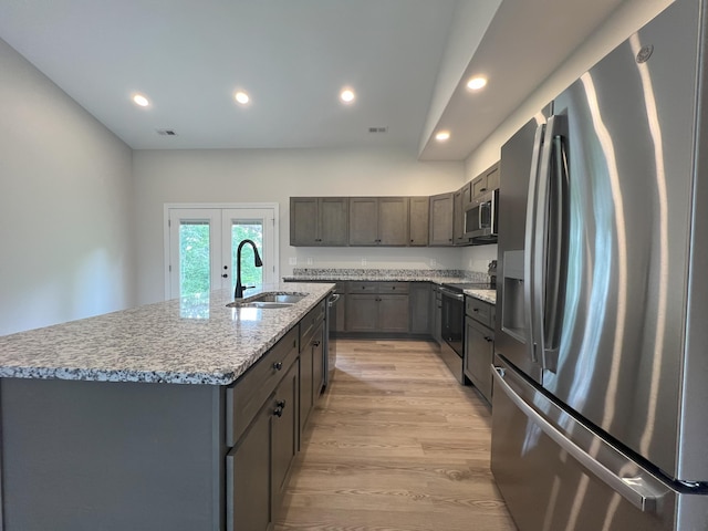 536 Sequoyah Dr, Morristown, TN 37813 - kitchen featuring appliances with stainless steel finishes, a sink, light wood-type flooring, a center island with sink, and recessed lighting