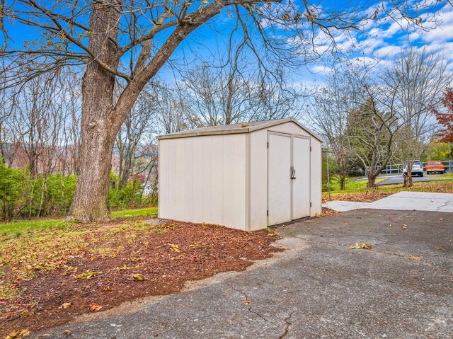 1267 Lakeview Dr, Dandridge, TN 37725
