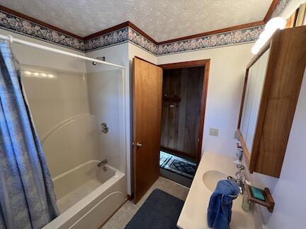515 Mountain Lake Way, Newport, TN 37821 - full bath featuring crown molding, shower / bath combo with shower curtain, and a textured ceiling