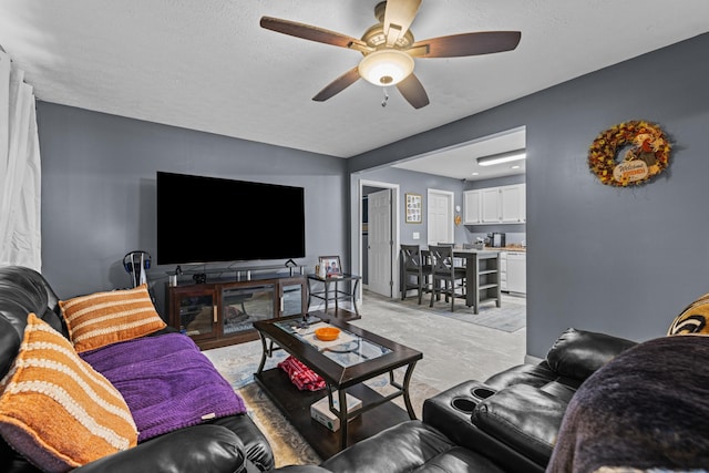 1400 Lakeview Cir, Morristown, TN 37814 - living area featuring ceiling fan
