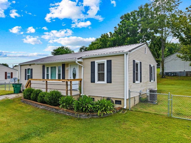 1400 Lakeview Cir, Morristown, TN 37814 - view of front of home featuring a metal roof and a gate