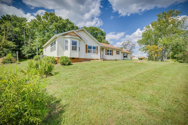 view of front of home featuring a front lawn