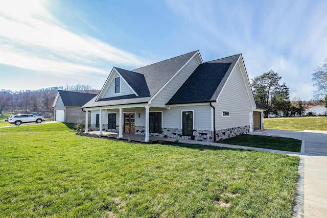 view of front of property featuring a porch and a front yard