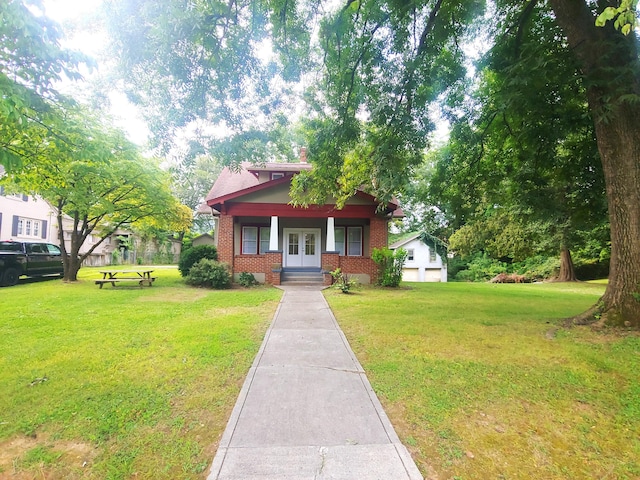 view of front facade with a front lawn