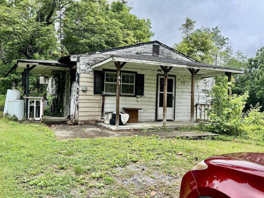 142 Dennison Dr, Whitesburg, TN 37891 - view of front of home with covered porch and a front yard
