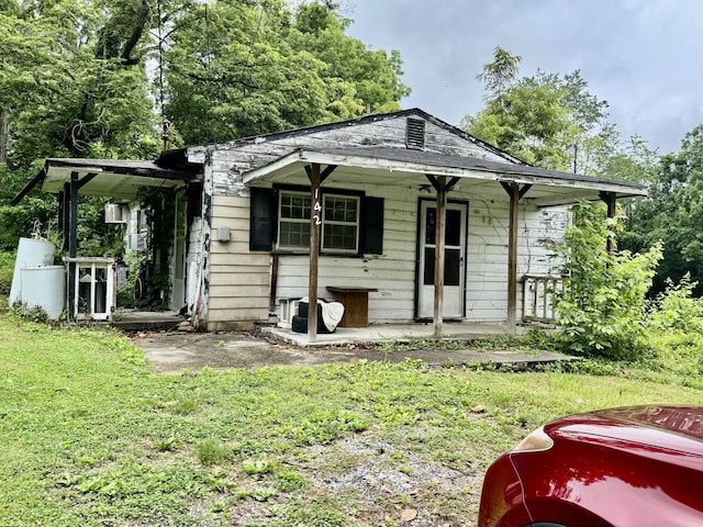 142 Dennison Dr, Whitesburg, TN 37891 - view of front of home with covered porch and a front yard