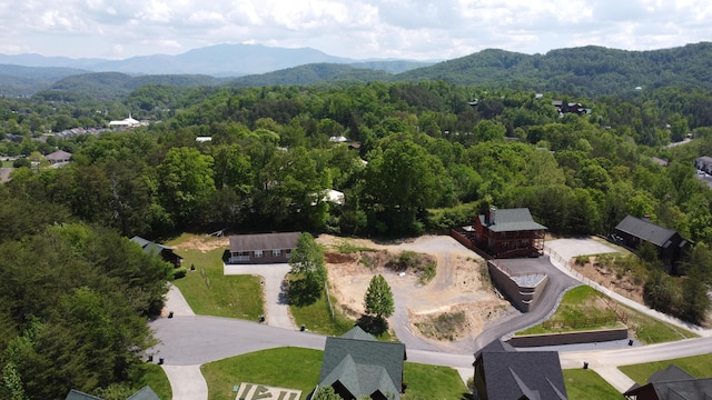 birds eye view of property featuring a mountain view and a forest view