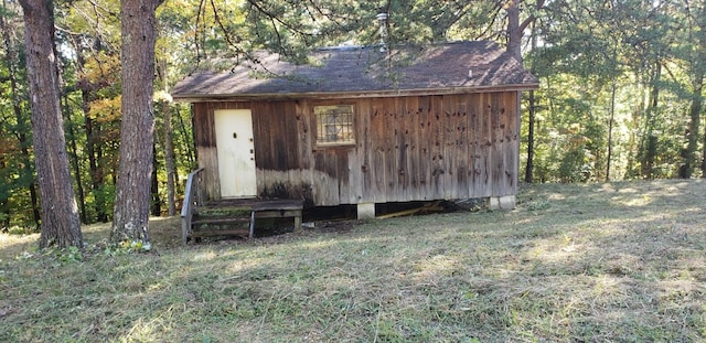 view of outdoor structure featuring a yard