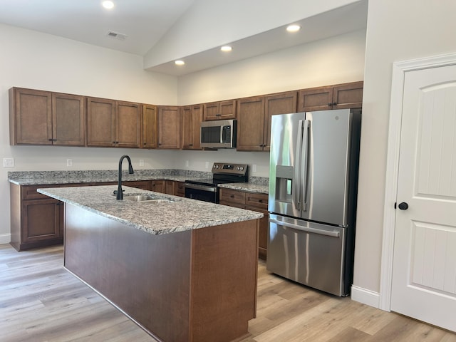 553 Sequoyah Dr, Morristown, TN 37813 - kitchen featuring appliances with stainless steel finishes, a sink, light wood finished floors, recessed lighting, and high vaulted ceiling