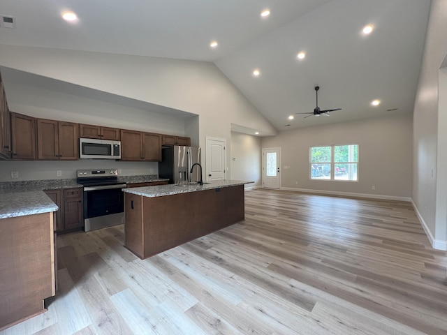 553 Sequoyah Dr, Morristown, TN 37813 - kitchen with appliances with stainless steel finishes, high vaulted ceiling, ceiling fan, a center island with sink, and a sink