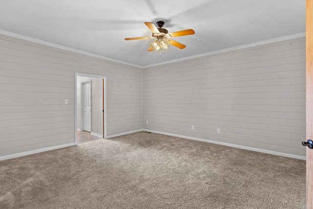 empty room featuring light carpet, ornamental molding, and ceiling fan