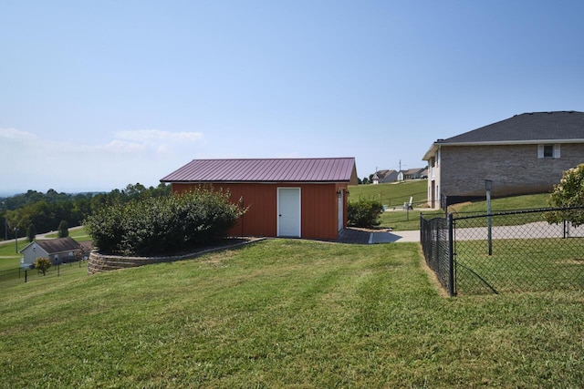 view of yard with an outbuilding