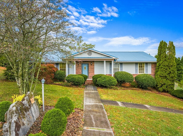 view of front of home featuring a front yard