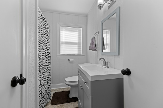 full bathroom with curtained shower, vanity, and toilet