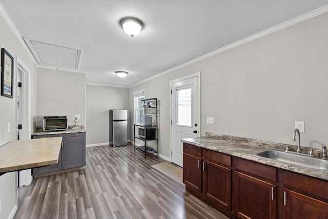 45 Link Hills Cir, Greeneville, TN 37743 - kitchen featuring appliances with stainless steel finishes, a sink, crown molding, light wood-style floors, and baseboards