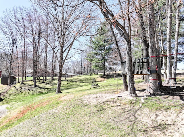 45 Link Hills Cir, Greeneville, TN 37743 - view of green lawn featuring a deck