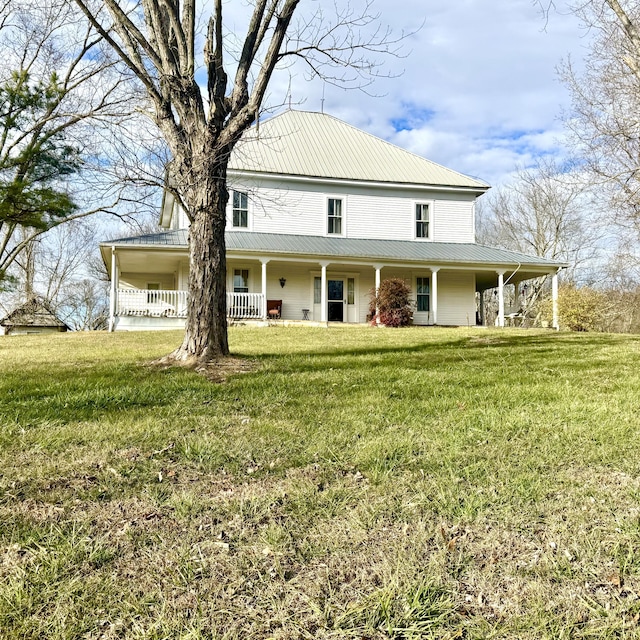 farmhouse-style home featuring a front yard