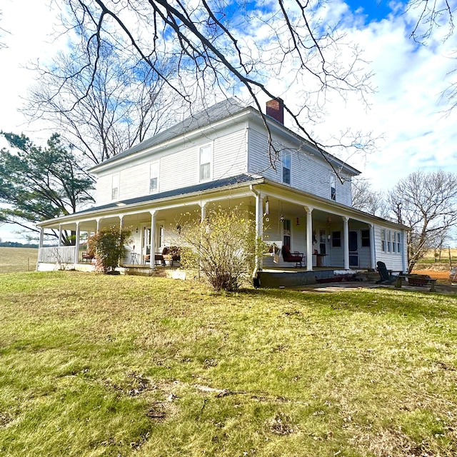 country-style home featuring a porch and a front yard