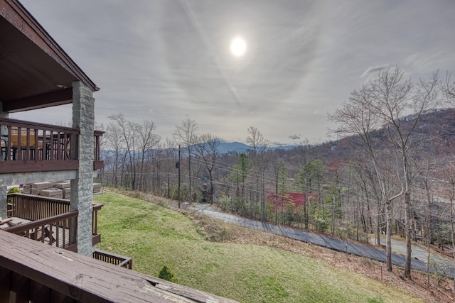 view of yard with a mountain view and a view of trees