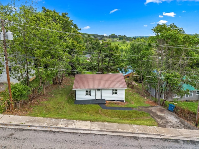 812 Donna St, Morristown, TN 37814 - bungalow-style house with a front lawn and metal roof