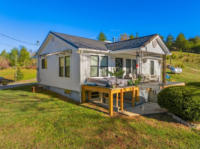 back of house featuring a lawn