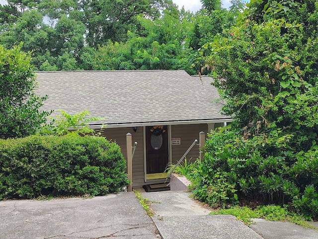 122 Shady Ln, Seymour, TN 37865 - view of front facade featuring a shingled roof