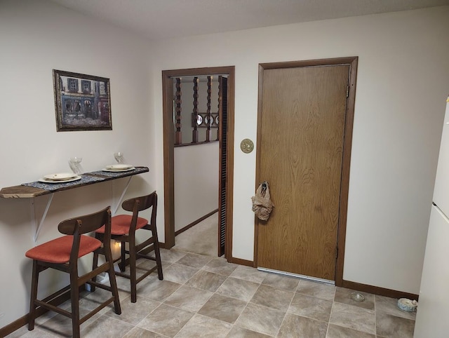 122 Shady Ln, Seymour, TN 37865 - dining area with a bar and baseboards
