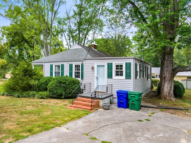 view of front of home featuring a front lawn