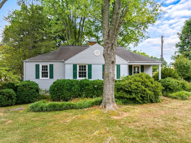 view of front of home featuring a front yard