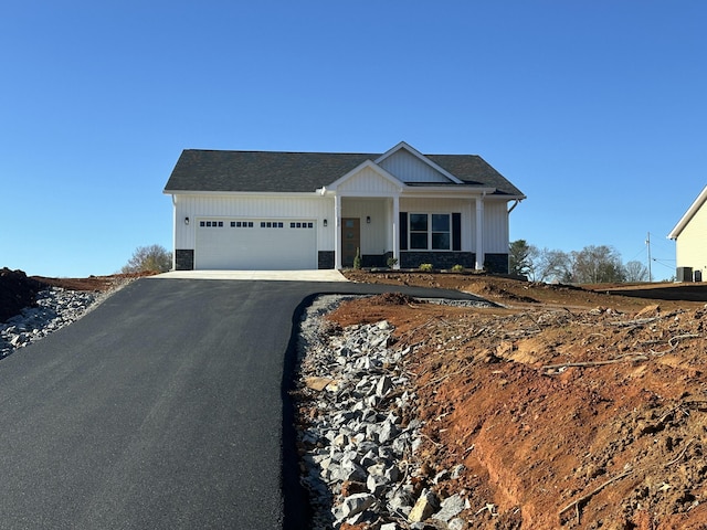 view of front facade with a garage