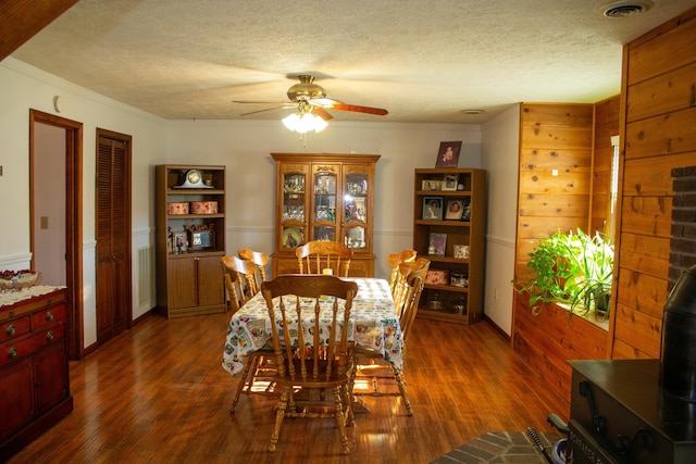 dining area featuring ceiling fan, ornamental molding, dark hardwood / wood-style floors, and a textured ceiling