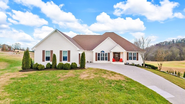 view of front of home featuring a front yard