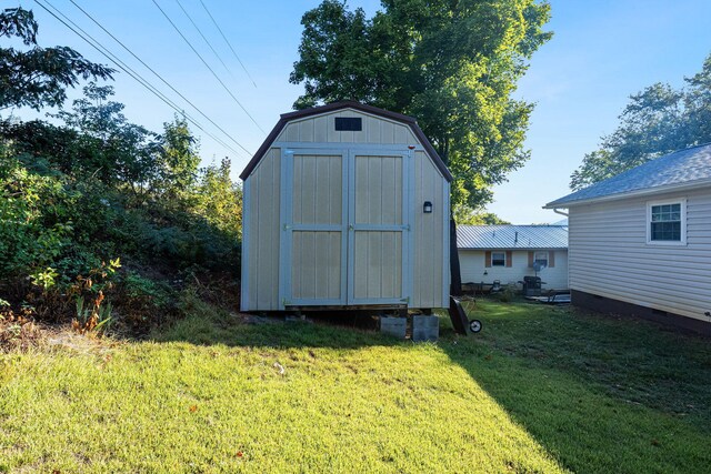 view of outdoor structure featuring a yard