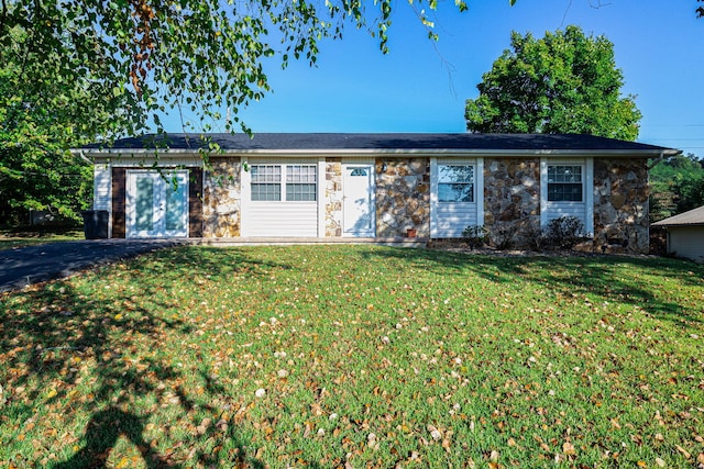 single story home featuring a front yard